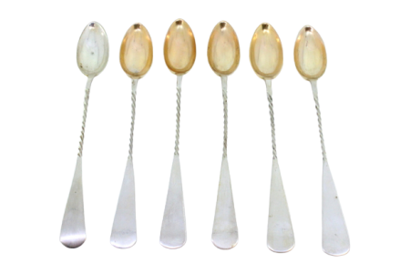 Conjunto de seis colheres de gelado em prata com cabos retorcidos e conchas douradas.